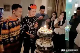 阿哲包下酒吧庆祝生日，与“神话Q”手挽手许愿，众主播四平嗨唱图片