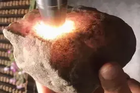 小伙入手会卡翡翠原石，切出春色翡翠，成品让人不敢相信图片