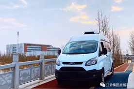 新款江铃原厂国六版本B型小野牛房车，沙发2秒变床图片