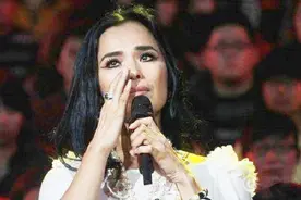 55岁韦唯再婚洋老公曝光！原来她每天面对这样男人？难怪不愿公开视频封面