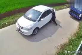 精神小伙徒手移车：是力量的爆表，还是侮辱网友智商？图片