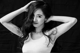杨幂黑白写真大秀美腿，新片票房破2亿，网友：有屠灵内味儿了图片