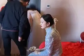 安徽一新娘因为起太早，在堵门环节时坐婚床睡着了：4点就起床图片