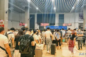 江西南部最大的火车站，位于京九铁路上，凌晨时分乘客仍然很多图片