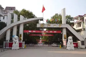 鄱阳一中那么多生源，即便拿到全县文、理科状元，也不尽人意图片