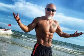 成都65岁肌肉大爷，坚持健身22年肌肉健硕，撩走小13岁娇妻图片