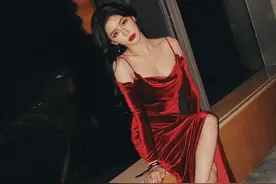 蔡卓宜真会凹造型，穿红色丝绒长裙妩媚动人，“腰臀比”太惊艳图片