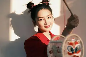 李沁央视元宵晚会红装造型，可爱双丸子头童趣十足，姐姐好甜啊图片
