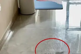 楼下一开空调，我家地板就出水，网友：别吱声，你家可以蹭空调了图片