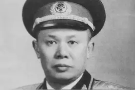 善打硬仗恶仗的开国中将，长津湖指挥20军重创美王牌陆战1师，后来成为我军两大兵种司令员图片