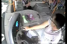小轿车里无人却不停后退 宝鸡公交司机紧急下车止停图片
