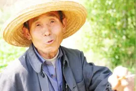 大爷带一把菜刀鉴宝，被观众嘲笑，专家激动询问：祖上是何人图片