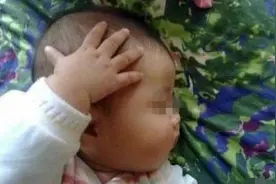 2岁宝宝频繁“摸头”，妈妈发觉不对带去医院，医生：幸好来得早图片