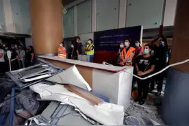 贝鲁特港口爆炸一年后，废墟依旧存在，一些人们至今无法回家；男子回忆当时，混乱中妻子在紧急出口生产图片