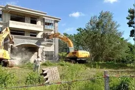 文昌市结合“绿水行动”拆除湖山水库库容区内违建图片