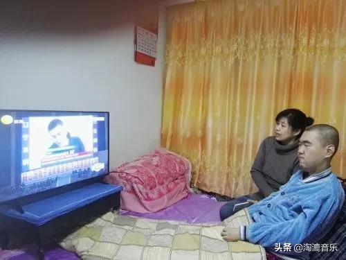 他是乐坛最特别的作词人，只有两根手指能动，却让20万人都哭了