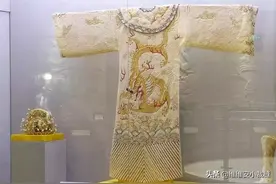 采用18K金丝镶嵌5万颗珍珠，仿制明朝皇帝龙袍！尽显华丽奢华图片