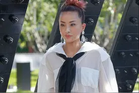 陈奕迅的妻子真是仗着身材好，透亮衬衫配黑丝袜，一般人穿都得俗图片