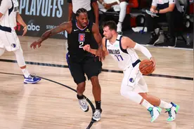 莱昂纳德底线发球创造出快攻二打一的机会后，泰伦卢在场边要暂停图片