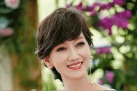 赵雅芝去养老院看望老人，明明只差10岁，看起来却像差了30岁图片