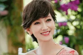 赵雅芝去养老院看望老人，明明只差10岁，看起来却像差了30岁图片