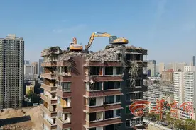 西安23层“最牛民房”正拆除，2台挖掘机每天拆一层图片