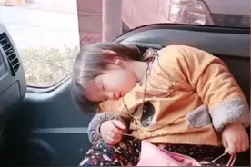 单亲爸爸带孩子跑运输，2岁乖巧又可爱，家长：心疼孩子图片