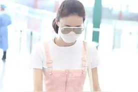 少女坤！王丽坤扎丸子头美腿纤细 穿嫩粉色背带裤元气满满图片
