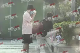 孙红雷化身女儿奴，带孩子逛街打扮粉嫩，手牵手走路父爱十足图片