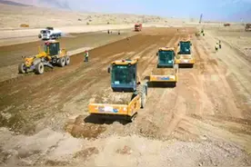 新疆首个高高原机场完成跑道混凝土施工 预计年底试飞图片