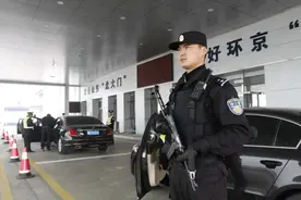“按摩师”“清洁工”“捧油哥”...警察“画风”突变图片
