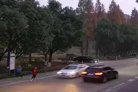 惊险！横穿马路玩篮球，象山13岁学生被小轿车撞了……图片