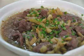 榨菜牛肉汤，吃起来鲜美可口，看起来色泽诱人，而且营养十足图片