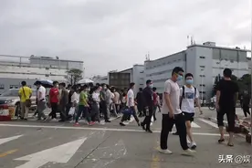 10多万人的大型电子厂，员工上下班到处都是人，福利好能拿8000多图片