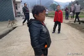 走红四年后范小勤告别“小马云”身份：解除合同，回到农村读书，四年级仍不会简单加减法图片