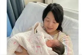 韩智慧一家三口首次同框，产后3天水肿得厉害，老公终于露正脸图片