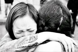 99年母女夜半熟睡逃犯入室欲行不轨，母女拼死反抗攻其必救大反转图片