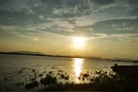 钱塘江观潮，这张图片成为了挽歌式的艺术，是怀旧的经典事物图片