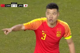 漏勺！国足队长犯下三次致命失误，停球3米远冒顶被穿裆丑态百出图片