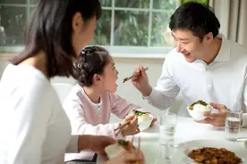 为什么二婚男人对继子比对自己亲生儿女要好？来听听他们的大实话图片