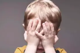孩子怕黑，睡觉不敢关灯，小心阴影伴随一生，应该如何正确引导？图片