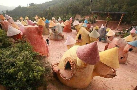 地处云南的“小矮人王国”，居民住彩色蘑菇屋，身高都不到1米3