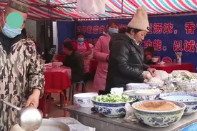 陕西大厨做流动小摊，22元一碗每天限量300碗，想吃只能等图片