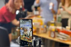 江埔街基层干部化身“网红”，为辖区龙头企业优质产品打call图片
