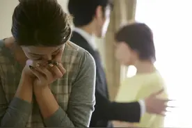 被10万块钱逼迫走投无路的女人，活的如此卑微图片