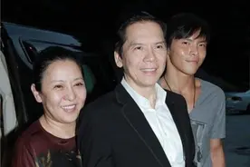 向佐曾问父亲，咱家是黑社会？向华强：不是，但你爷爷是九龙皇帝图片