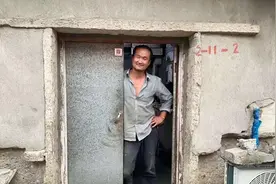 那个一夜爆火的草根画家，现在还在收破烂图片
