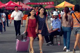 大一新生报到，被子是自己带还是去学校买，听听学姐怎么说图片