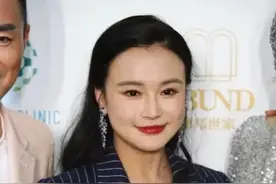 冉莹颖生仨娃，身材凹凸丰满，脸部却臃肿显老态，终究抵不过岁月图片