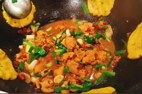 地锅鸡、玉米饼、鸭血、地锅排骨、地锅鱼，口味好吃图片